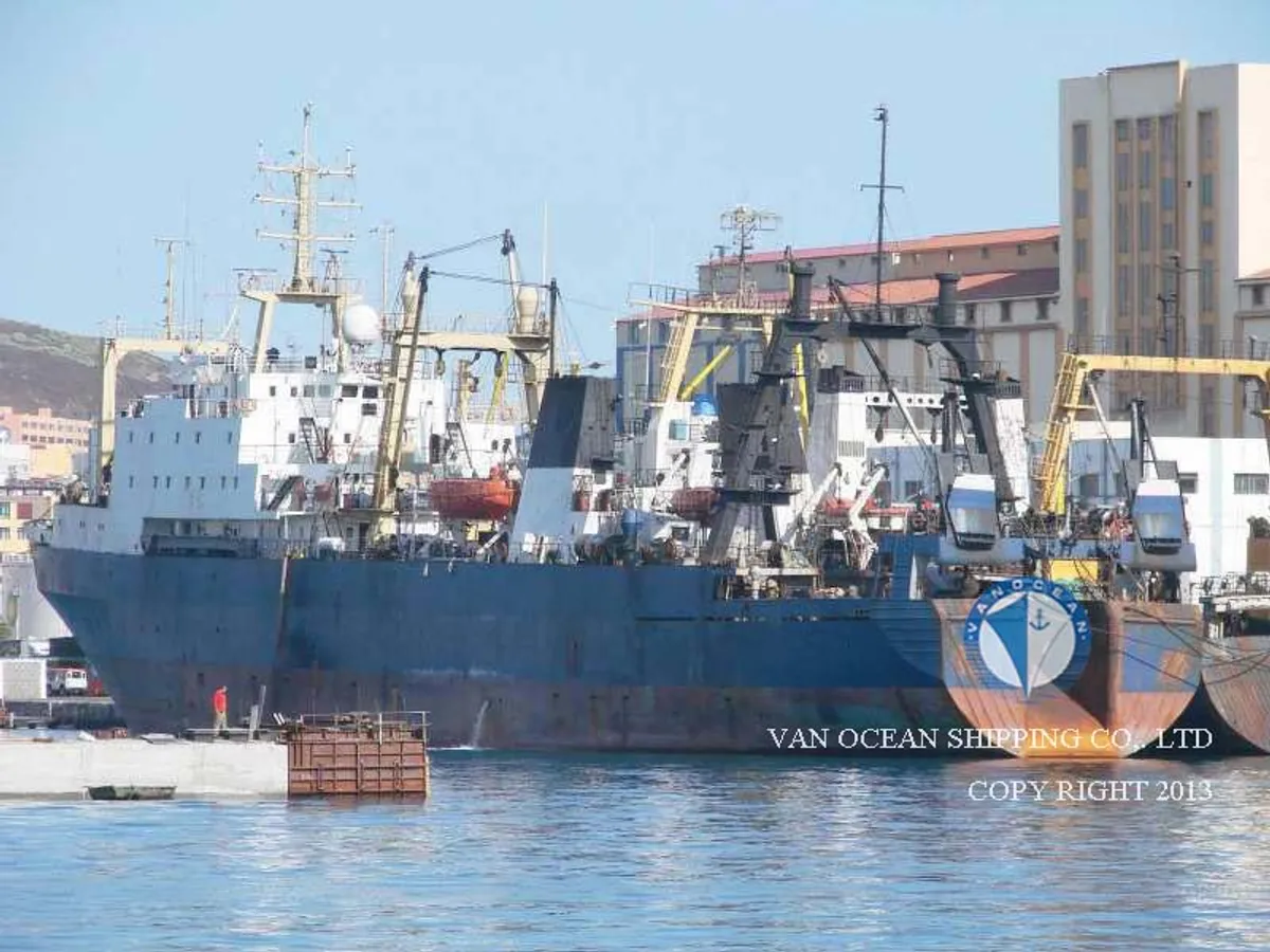Nava de pescuit tip trauler de vânzare
