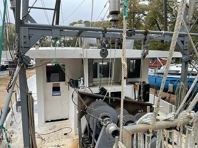Nava de pescuit tip trauler de vânzare