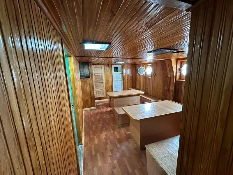 Nava de pescuit tip trauler de vânzare