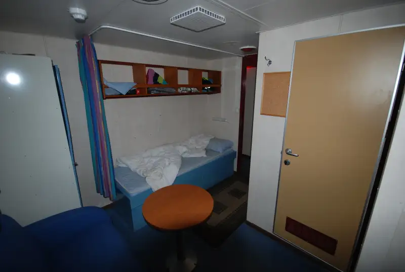 Ambarcațiune de debarcare, cu rezervoare de vânzare