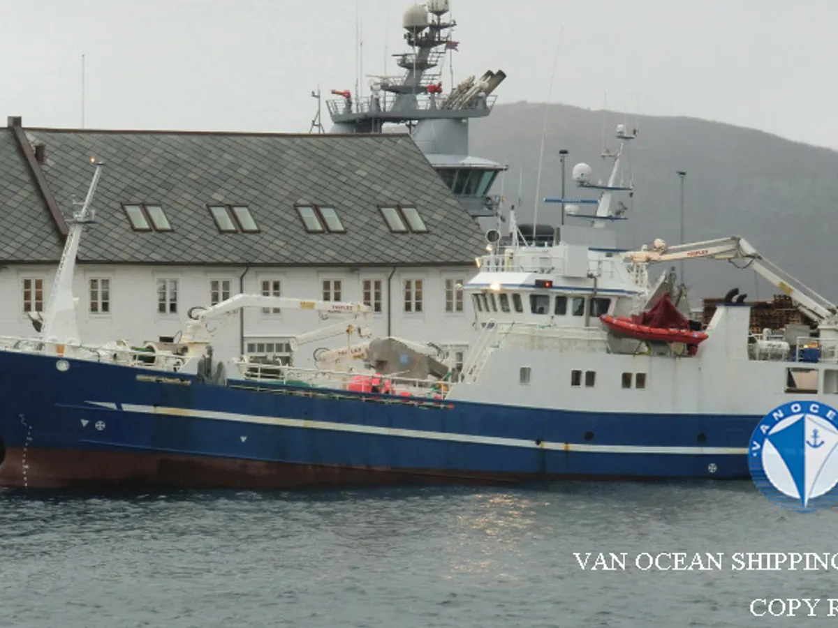 Nava de pescuit cu plase purseine de vânzare