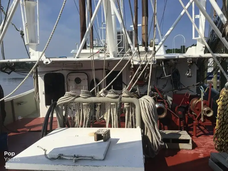 Nava de pescuit tip trauler de vânzare