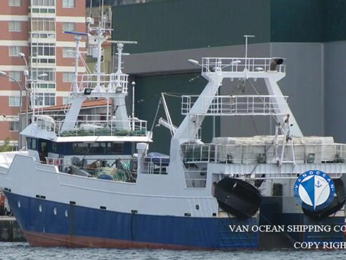 Nava de pescuit tip trauler de vânzare