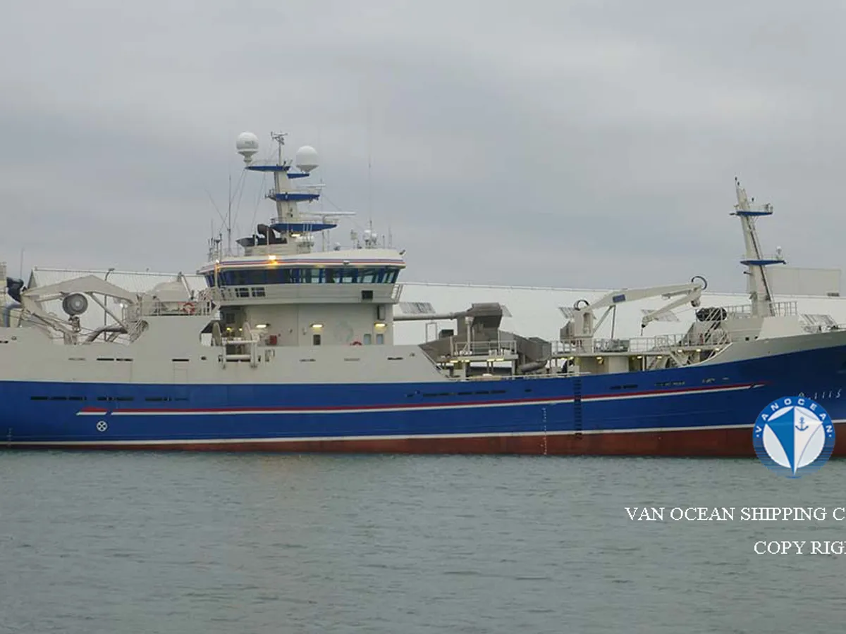 Nava de pescuit tip trauler de vânzare