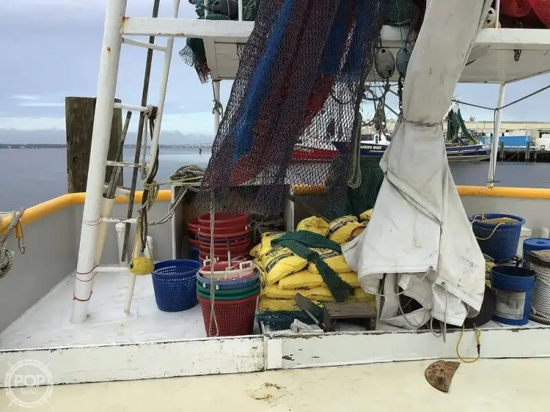 Nava de pescuit tip trauler de vânzare