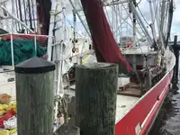 Nava de pescuit tip trauler de vânzare