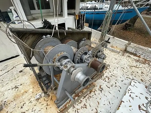 Nava de pescuit tip trauler de vânzare