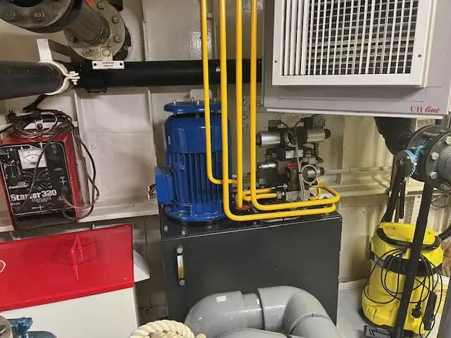 Nava de pescuit tip trauler de vânzare