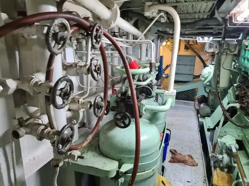 Nava cu paragate de vânzare