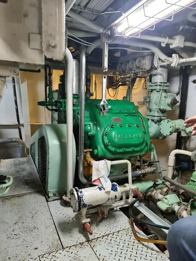 Nava cu paragate de vânzare