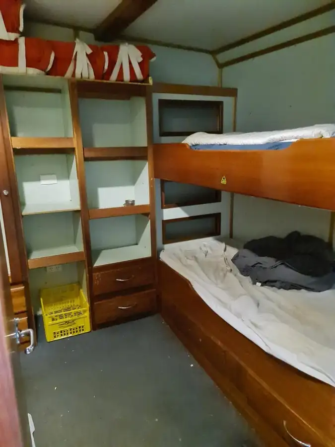 Nava cu paragate de vânzare