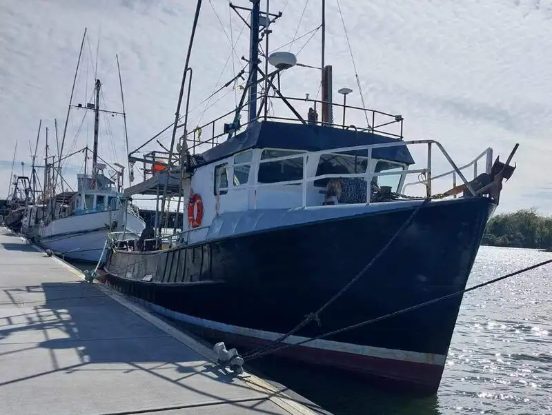 Nava cu paragate de vânzare