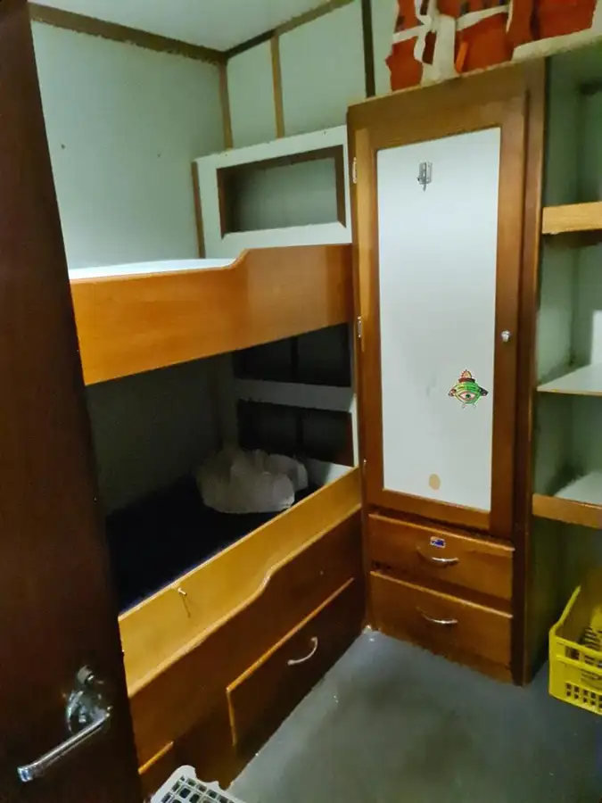 Nava cu paragate de vânzare