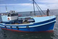 Nava cu paragate de vânzare